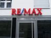 rot, blaue Leuchtbuchstaben von Remax in München