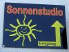Hinweisschild in München vom Sonnenstudio